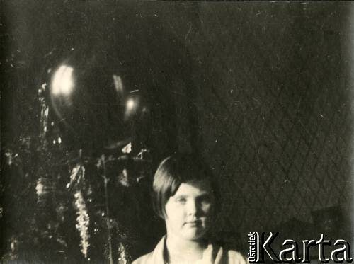 1925-1927, Francja.
Larysa Zajączkowska przy choince.
Fot. NN, kolekcja Larysy Zajączkowskiej-Mitznerowej, zbiory Ośrodka KARTA
