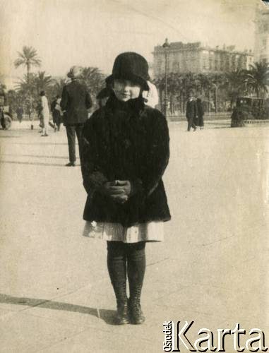 1925-1927, Nicea, Francja.
Larysa Zajączkowska na placu.
Fot. NN, kolekcja Larysy Zajączkowskiej-Mitznerowej, zbiory Ośrodka KARTA