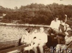 1925-1927, Francja.
Grupa osób płynąca łodzią. Z prawej siedzi Larissa Winterfeld, właścicielka pensjonatów 