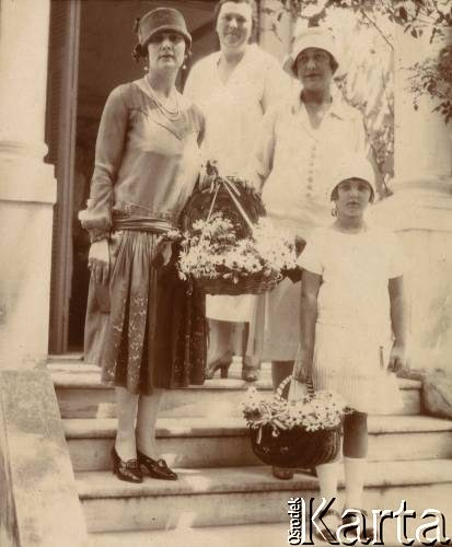 1925-1927, Juan-les-Pins, Francja.
Kobiety stojące na schodach przed wejściem do pensjonatu 