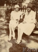 1925-1927, Francja.
Kobiety siedzące na ławce. Z lewej Larissa Winterfeld,  właścicielka pensjonatów 