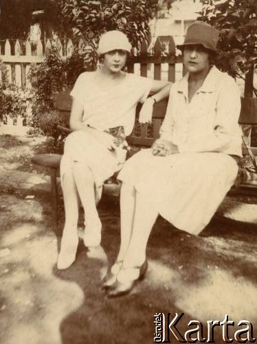 1925-1927, Francja.
Kobiety siedzące na ławce. Z lewej Larissa Winterfeld,  właścicielka pensjonatów 