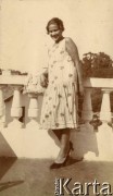 1925-1927, Francja.
Kobieta pozuje do zdjęcia na tarasie.
Fot. NN, kolekcja Larysy Zajączkowskiej-Mitznerowej, zbiory Ośrodka KARTA