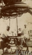 1925-1927, Juan-les-Pins, Francja.
Larysa Zajączkowska (z prawej) z doktorem Winterfeldem i jego żoną Larissą, właścicielami pensjonatów 