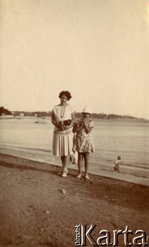 1925-1927, Francja.
Larysa Zajączkowska z matką Elżbietą nad morzem.
Fot. NN, kolekcja Larysy Zajączkowskiej-Mitznerowej, zbiory Ośrodka KARTA