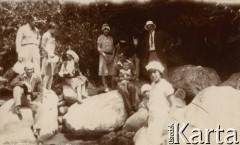 1925-1927, Francja.
Grupa osób odpoczywająca na skałach nad rzeką. 2. z prawej Larysa Zajączkowska. 4. z lewej Larissa Winterfeld, właścicielka pensjonatów 