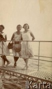 1925-1927, Francja.
Kobiety stojące na pomoście nad morzem. Z lewej Elżbieta Zajączkowska.
Fot. NN, kolekcja Larysy Zajączkowskiej-Mitznerowej, zbiory Ośrodka KARTA