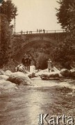 1925-1927, Francja.
Grupa osób stojąca na skałach nad rzeką, w tle pomost.
Fot. NN, kolekcja Larysy Zajączkowskiej-Mitznerowej, zbiory Ośrodka KARTA