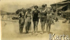 1925-1927, Francja.
Grupa kobiet odpoczywająca nad morzem. 1. z prawej stoi Larysa Zajączkowska.
Fot. NN, kolekcja Larysy Zajączkowskiej-Mitznerowej, zbiory Ośrodka KARTA
