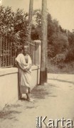 1925-1927, Juan-les-Pins, Francja.
Elżbieta Zajączkowska (matka Larysy) przed pensjonatem 