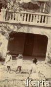 1925-1927, Juan-les-Pins, Francja.
Kobieta z dziećmi w ogrodzie. 
Fot. NN, kolekcja Larysy Zajączkowskiej-Mitznerowej, zbiory Ośrodka KARTA