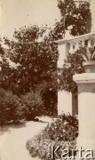 1925-1927, Juan-les-Pins, Francja.
Fragment tarasu z widokiem na ogród.
Fot. NN, kolekcja Larysy Zajączkowskiej-Mitznerowej, zbiory Ośrodka KARTA