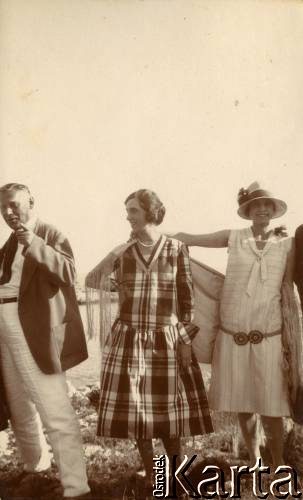 1925-1927, Francja.
Grupa osób nad morzem. 
Fot. NN, kolekcja Larysy Zajączkowskiej-Mitznerowej, zbiory Ośrodka KARTA