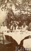 1925-1927, Francja.
Grupa osób siedząca przy stole w ogrodzie. 
Fot. NN, kolekcja Larysy Zajączkowskiej-Mitznerowej, zbiory Ośrodka KARTA