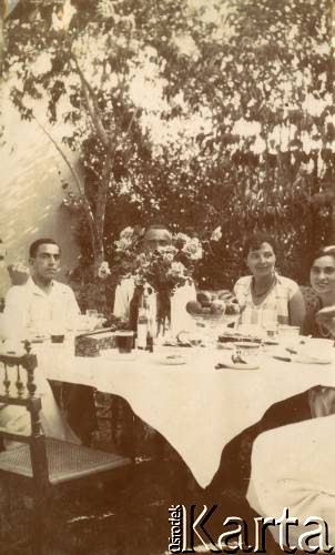 1925-1927, Francja.
Grupa osób siedząca przy stole w ogrodzie. 
Fot. NN, kolekcja Larysy Zajączkowskiej-Mitznerowej, zbiory Ośrodka KARTA