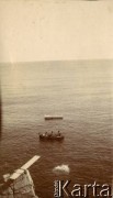 1925-1927, Francja.
Widok na morze. Na pierwszym planie na skale deska do skoków do wody, w oddali łódka i platforma. 
Fot. NN, kolekcja Larysy Zajączkowskiej-Mitznerowej, zbiory Ośrodka KARTA