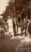 1925-1927, Francja.
Grupa osób na spacerze. 1. z lewej stoi Elżbieta Zajączkowska (matka Larysy). 1. z prawej Larysa Michelson (babcia Larysy). 
Fot. NN, kolekcja Larysy Zajączkowskiej-Mitznerowej, zbiory Ośrodka KARTA