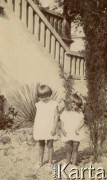 1925-1927, Francja.
Dzieci bawiące się w ogrodzie. Za nimi widoczne schody.  
Fot. NN, kolekcja Larysy Zajączkowskiej-Mitznerowej, zbiory Ośrodka KARTA