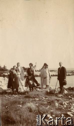 1925-1927, prawdopodobnie Francja.
Grupa osób nad brzegiem morza. 1. z lewej Larysa Michelson.
Fot. NN, kolekcja Larysy Zajączkowskiej-Mitznerowej, zbiory Ośrodka KARTA