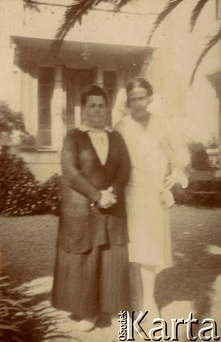 1925-1927, Francja.
Kobiety stojące przed budynkiem.
Fot. NN, kolekcja Larysy Zajączkowskiej-Mitznerowej, zbiory Ośrodka KARTA