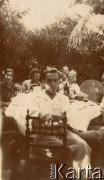 1925-1927, Francja.
Grupa ludzi odpoczywająca w ogrodzie. 1. z prawej Larysa Michelson, babcia Larysy Zajączkowskiej.
Fot. NN, kolekcja Larysy Zajączkowskiej-Mitznerowej, zbiory Ośrodka KARTA