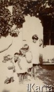 1925-1927, Francja.
Dzieci przed budynkiem. 1. z prawej stoi Larysa Zajączkowska.
Fot. NN, kolekcja Larysy Zajączkowskiej-Mitznerowej, zbiory Ośrodka KARTA