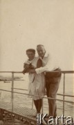 1925-1927, Francja.
Elżbieta i Piotr Zajączkowscy (rodzice Larysy) na pomoście nad morzem. 
Fot. NN, kolekcja Larysy Zajączkowskiej-Mitznerowej, zbiory Ośrodka KARTA