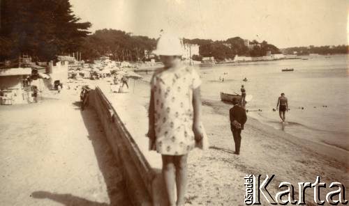 1925-1927, Francja.
Larysa Zajączkowska na plaży. 
Fot. NN, kolekcja Larysy Zajączkowskiej-Mitznerowej, zbiory Ośrodka KARTA