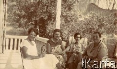 1925-1927, Juan-les-Pins, Francja.
Kobiety siedzące na tarasie. Z lewej Elżbieta Zajączkowska (matka Larysy). Z prawej Larysa Michelson (babcia Larysy).
Fot. NN, kolekcja Larysy Zajączkowskiej-Mitznerowej, zbiory Ośrodka KARTA