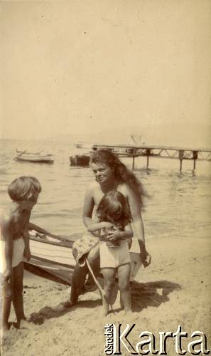 1925-1927, Francja.
Kobieta z dziećmi na plaży. 
Fot. NN, kolekcja Larysy Zajączkowskiej-Mitznerowej, zbiory Ośrodka KARTA
