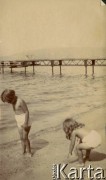 1925-1927, Francja.
Dzieci bawiące się na plaży. 
Fot. NN, kolekcja Larysy Zajączkowskiej-Mitznerowej, zbiory Ośrodka KARTA