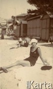 1925-1927, Francja.
Kobieta odpoczywająca na plaży. 
Fot. NN, kolekcja Larysy Zajączkowskiej-Mitznerowej, zbiory Ośrodka KARTA