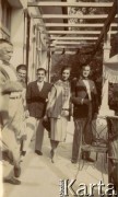 1925-1927, Juan-les-Pins, Francja.
Grupa osób na tarasie. 1. z lewej rosyjski poeta i nowelista Iwan Bunin. 
Fot. NN, kolekcja Larysy Zajączkowskiej-Mitznerowej, zbiory Ośrodka KARTA