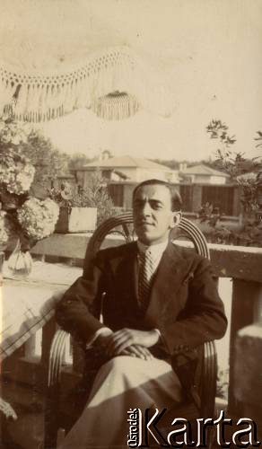 1925-1927, Juan-les-Pins, Francja.
Mężczyzna siedzący w fotelu na tarasie. 
Fot. NN, kolekcja Larysy Zajączkowskiej-Mitznerowej, zbiory Ośrodka KARTA