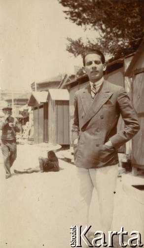1925-1927, Francja.
Mężczyzna na plaży.
Fot. NN, kolekcja Larysy Zajączkowskiej-Mitznerowej, zbiory Ośrodka KARTA