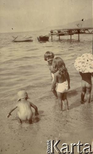 1925-1927, Francja.
Dzieci bawiące się na plaży. 
Fot. NN, kolekcja Larysy Zajączkowskiej-Mitznerowej, zbiory Ośrodka KARTA