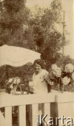 1925-1927, Juan-les-Pins, Francja.
Elżbieta Zajączkowska (matka Larysy) na tarasie. 
Fot. NN, kolekcja Larysy Zajączkowskiej-Mitznerowej, zbiory Ośrodka KARTA