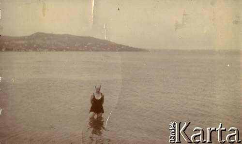 1925-1927, Francja.
Kobieta stojąca w morzu.
Fot. NN, kolekcja Larysy Zajączkowskiej-Mitznerowej, zbiory Ośrodka KARTA