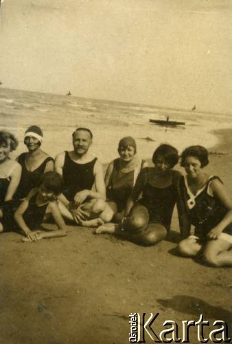 1925-1927, Francja.
Grupa osób odpoczywająca nad morzem. 
Fot. NN, kolekcja Larysy Zajączkowskiej-Mitznerowej, zbiory Ośrodka KARTA