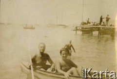 1925-1927, Francja.
Piotr i Elżbieta Zajączkowscy (rodzice Larysy) pływają łódką po morzu.
Fot. NN, kolekcja Larysy Zajączkowskiej-Mitznerowej, zbiory Ośrodka KARTA