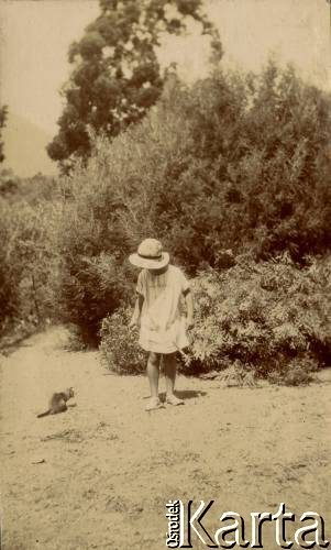 1925-1927, Francja.
Larysa Zajączkowska spogląda na wiewiórkę. 
Fot. NN, kolekcja Larysy Zajączkowskiej-Mitznerowej, zbiory Ośrodka KARTA