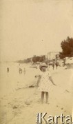 1925-1927, Francja.
Larysa Zajączkowska na plaży.
Fot. NN, kolekcja Larysy Zajączkowskiej-Mitznerowej, zbiory Ośrodka KARTA