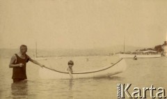 1925-1927, Francja.
Larysa Zajączkowska siedzi w łódce. Obok stoi ojciec Piotr.
Fot. NN, kolekcja Larysy Zajączkowskiej-Mitznerowej, zbiory Ośrodka KARTA