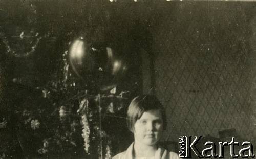 1925-1927, Francja.
Larysa Zajączkowska przy choince.
Fot. NN, kolekcja Larysy Zajączkowskiej-Mitznerowej, zbiory Ośrodka KARTA