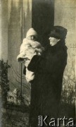1926, Łódź, Rzeczpospolita Polska.
Larysa Michelson (babcia Larysy Zajączkowskiej) na spacerze z wnukiem Jerzym (bratem Larysy).
Fot. NN, kolekcja Larysy Zajączkowskiej-Mitznerowej, zbiory Ośrodka KARTA