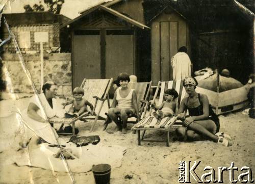 1927, Francja.
Larysa Zajączkowska (w środku) z babcią Larysą Michelson (1. z lewej) i bratem Jerzym (2. z lewej) na plaży.
Fot. NN, kolekcja Larysy Zajączkowskiej-Mitznerowej, zbiory Ośrodka KARTA
