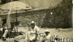 1927, Francja.
Larysa Michelson (babcia Larysy) odpoczywa na plaży. Obok niej siedzi Jerzy Zajączkowski, brat Larysy.
Fot. NN, kolekcja Larysy Zajączkowskiej-Mitznerowej, zbiory Ośrodka KARTA
