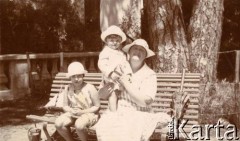 1927, Francja.
Larysa Zajączkowska (z lewej) z babcią Larysą Michelson i bratem Jerzym na ławce w parku.
Fot. NN, kolekcja Larysy Zajączkowskiej-Mitznerowej, zbiory Ośrodka KARTA
