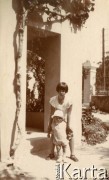 1927, Francja.
Larysa Zajączkowska z bratem Jerzym w ogrodzie.
Fot. NN, kolekcja Larysy Zajączkowskiej-Mitznerowej, zbiory Ośrodka KARTA