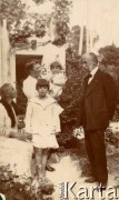 1927, Francja.
Odpoczynek w ogrodzie. 2. z lewej stoi Larysa Zajączkowska, za nią babcia Larysa Michelson, trzyma na rękach Jerzego (brata Larysy).
Fot. NN, kolekcja Larysy Zajączkowskiej-Mitznerowej, zbiory Ośrodka KARTA